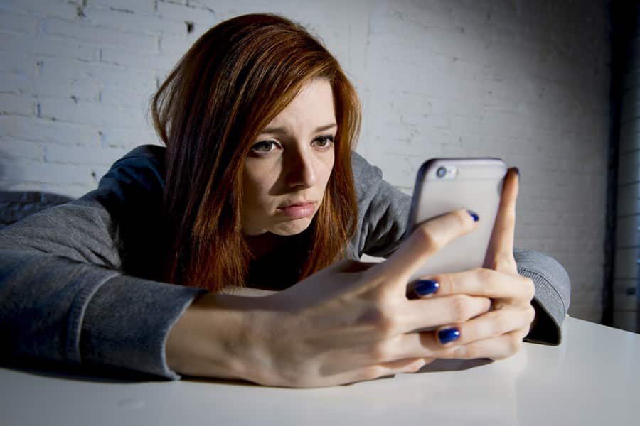 10 Definite Signs You Are Addicted To Your Smartphone